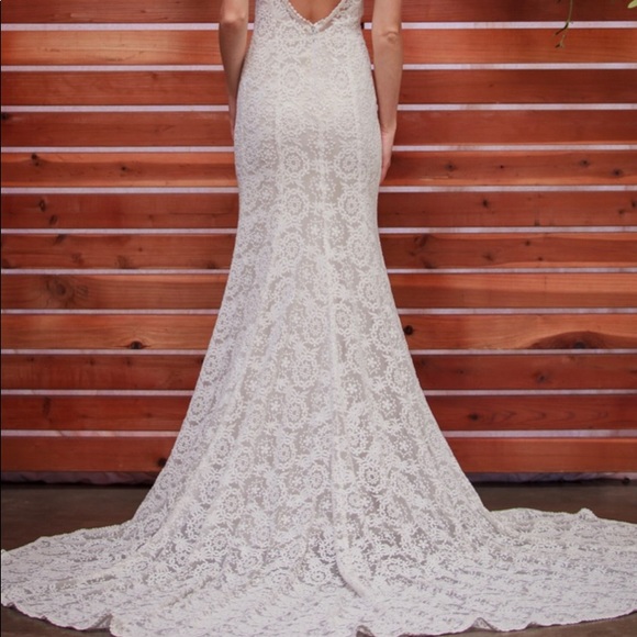 Dreamers and Lovers Nellia Lace Gown - Picture 7 of 8